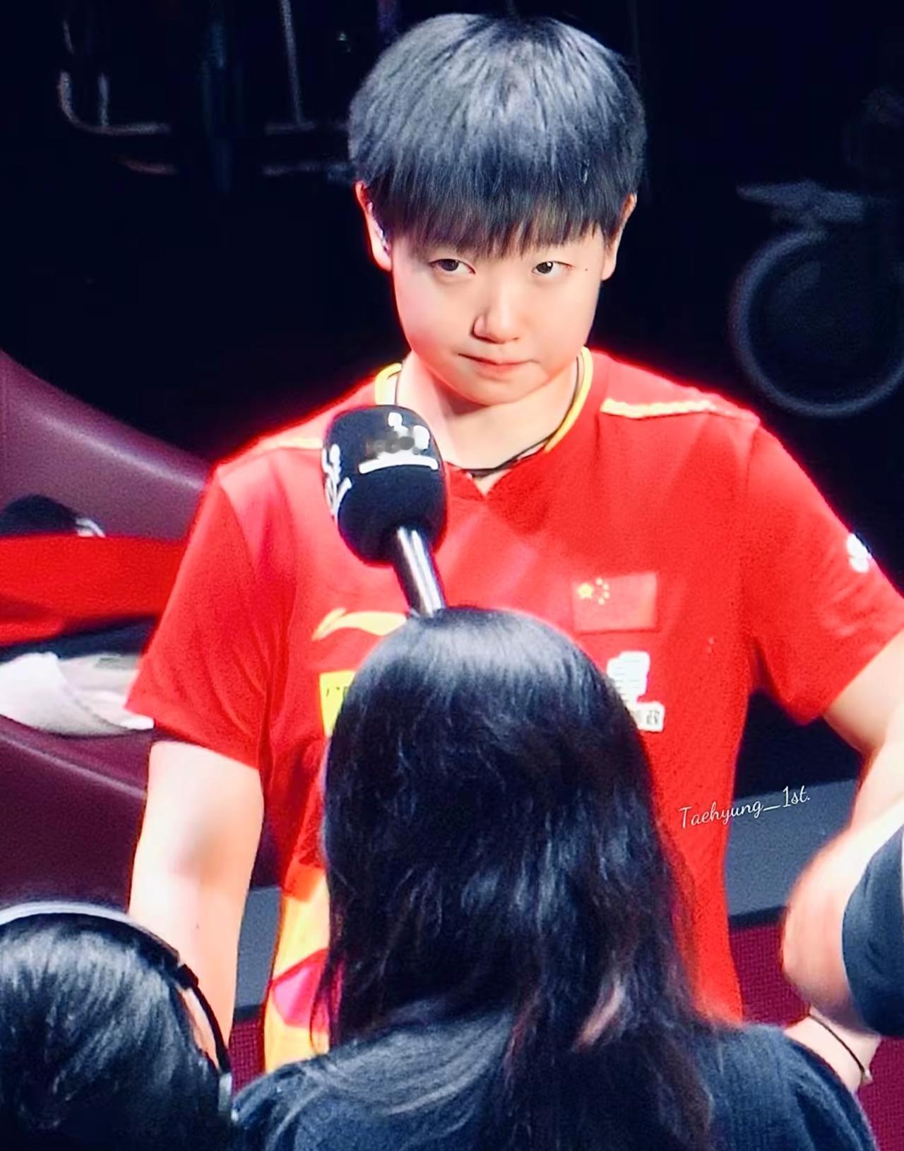 最可怕的，不是她4:0把人剃了个光头。
是赢球后那句“谢谢为我们俩加油的大家”里