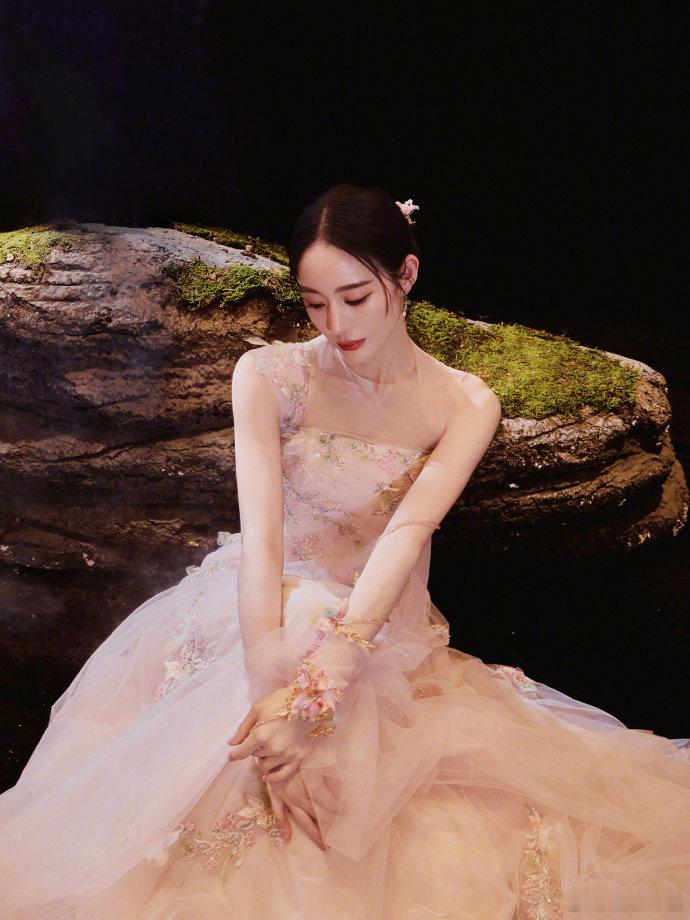 马年春晚舞台上，张钧甯的状态真的太绝了！从容大气的气质直接戳中审美点，还被姐姐的