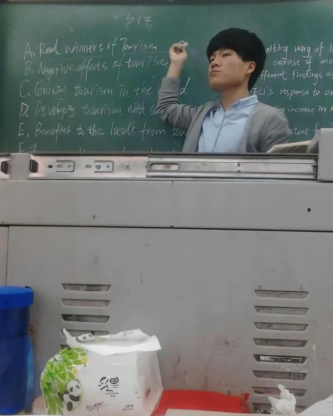 当年还在新东方任教的董宇辉，那时候的他，应该也想不到未来的自己会有多了不起吧。 