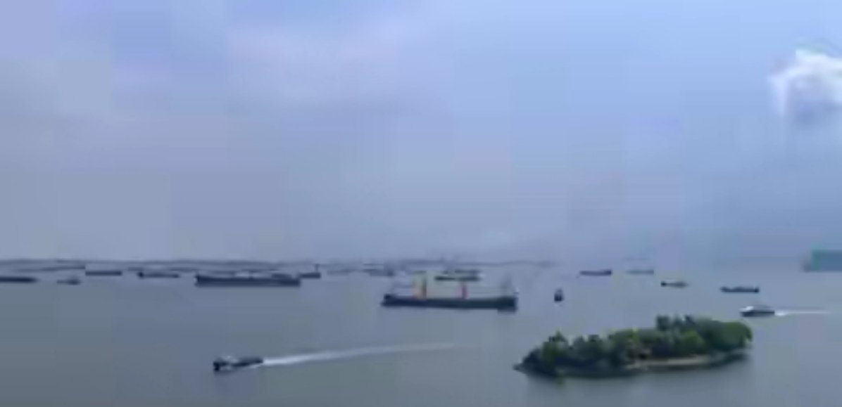 印尼正在研究，准备对途经马六甲海峡的船只收取通行费，认为海峡航运价值重要，过往船