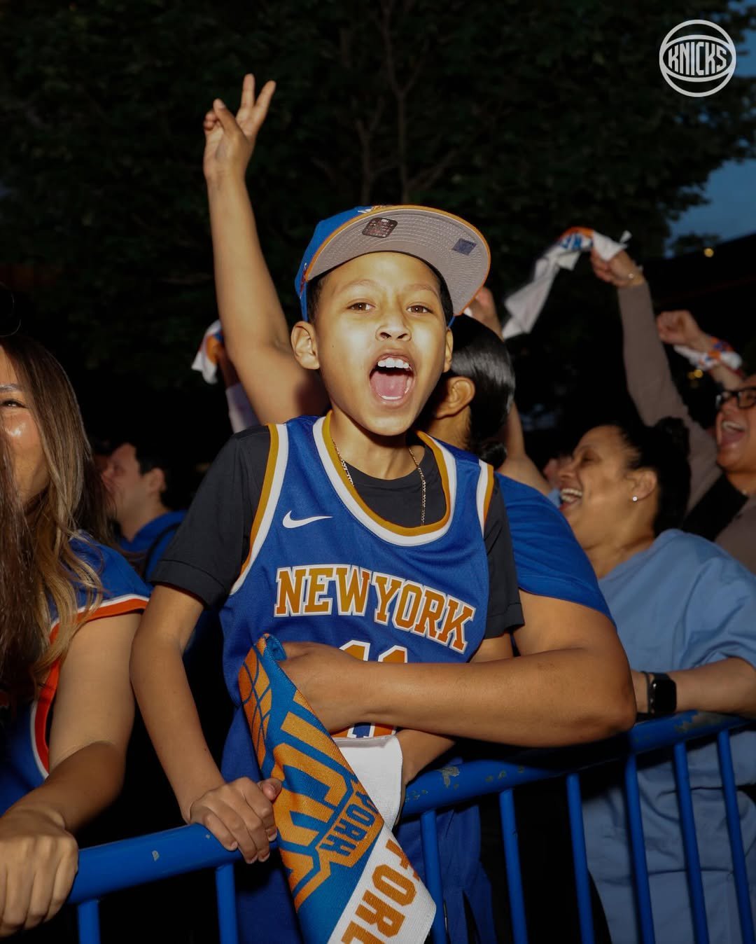 疯狂庆祝的尼克斯球迷，据说G3的球票最低都炒到743美元了nba ​​​