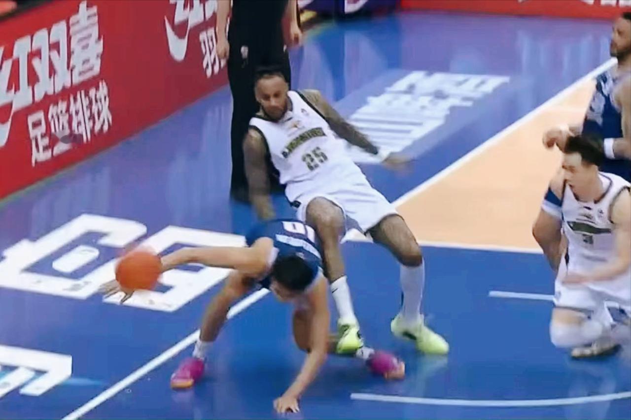 乌戈用人遭疑！
三大外援这样用，
辽宁队硬生生输掉双加时。

辽宁最终 96：9