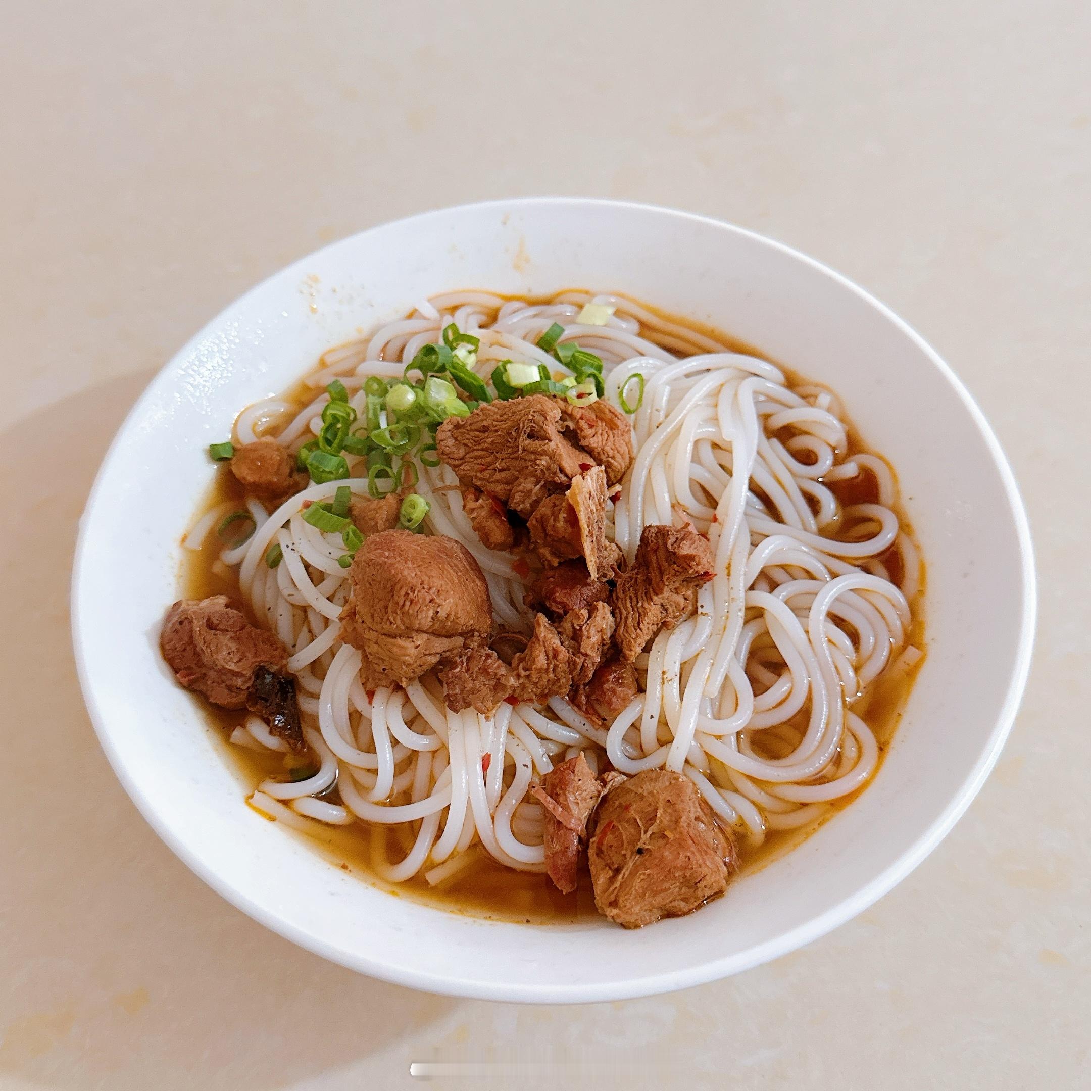 逛吃逛吃，嘴巴牙齿在加班。 ​​​