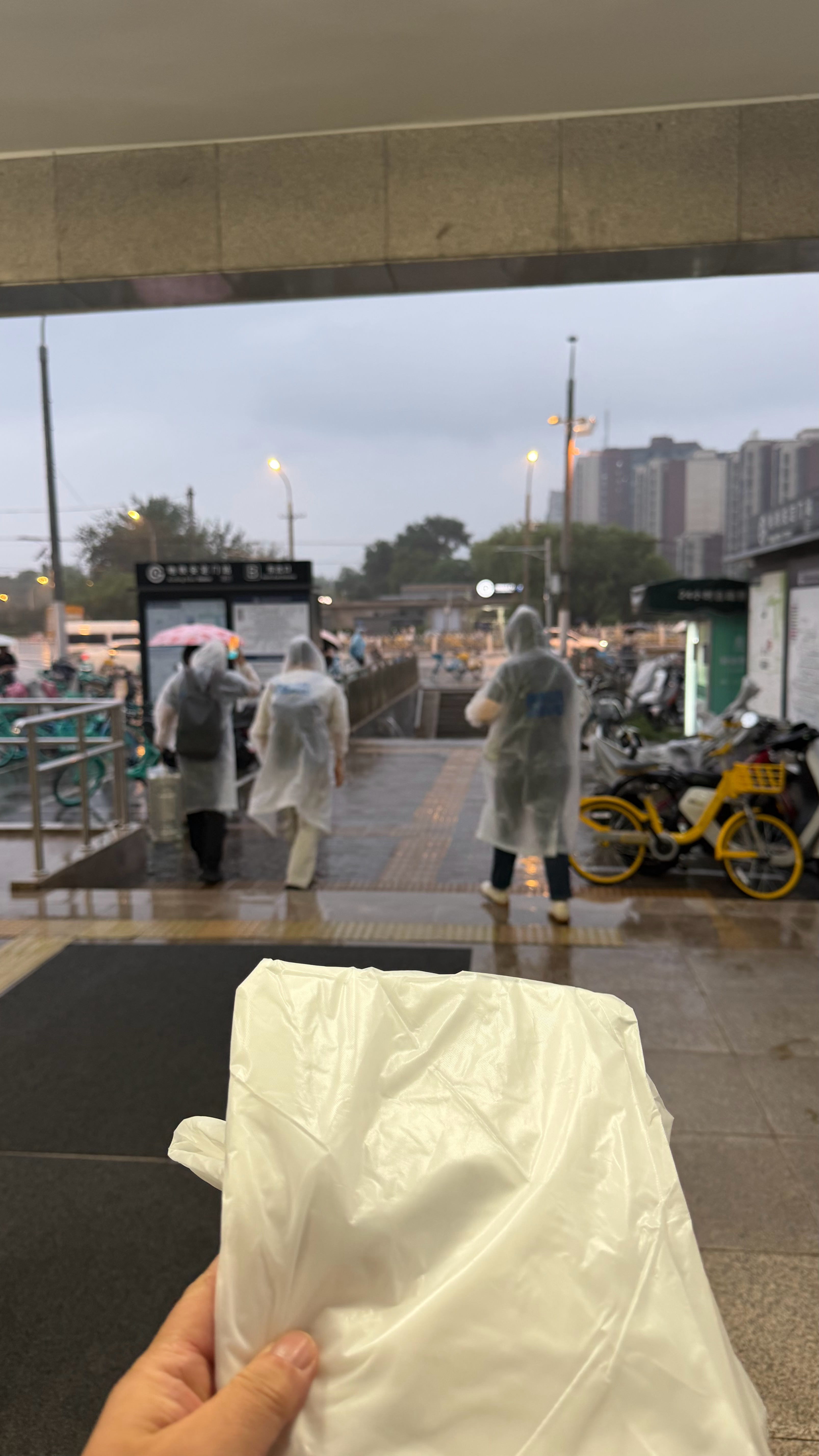 北京地铁免费分发雨衣！桑之未汽车行业观察 北京·安定门(地铁站)