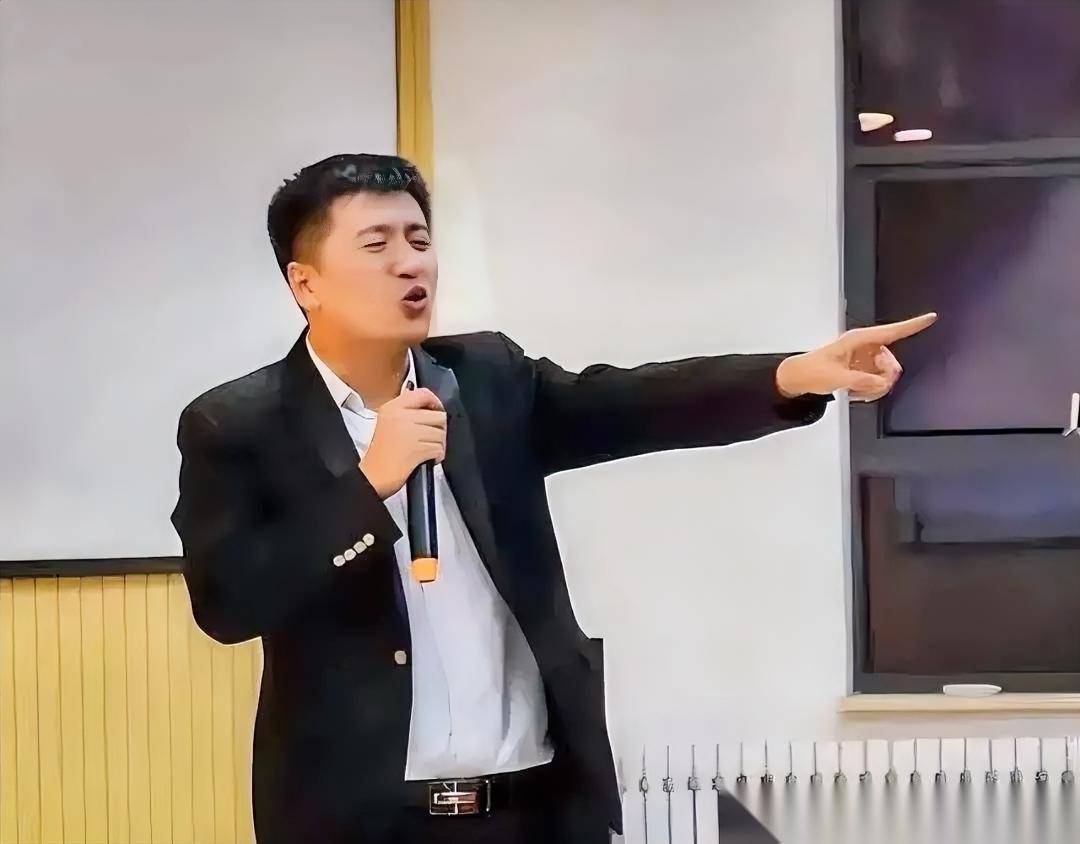 张雪峰曾说：“那些网红，学历也不高，凭什么赚得盆满钵满？我说你会这么想，是受有高