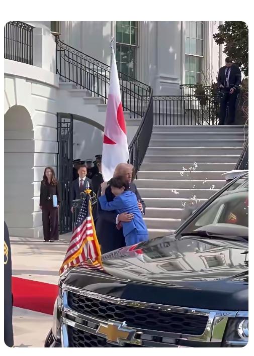 高市早苗像是一个受了委屈的小妹，紧紧抱住大哥诉苦！