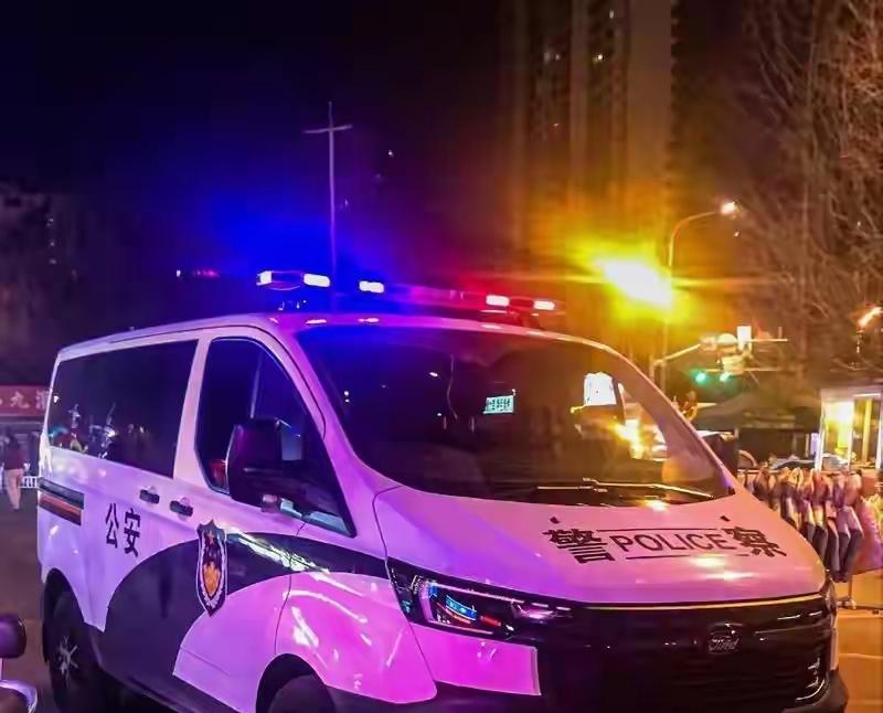 重庆，两个11岁的女孩在街口等姐姐，一男子饮酒后路过，对着女孩言语骚扰，要求她们