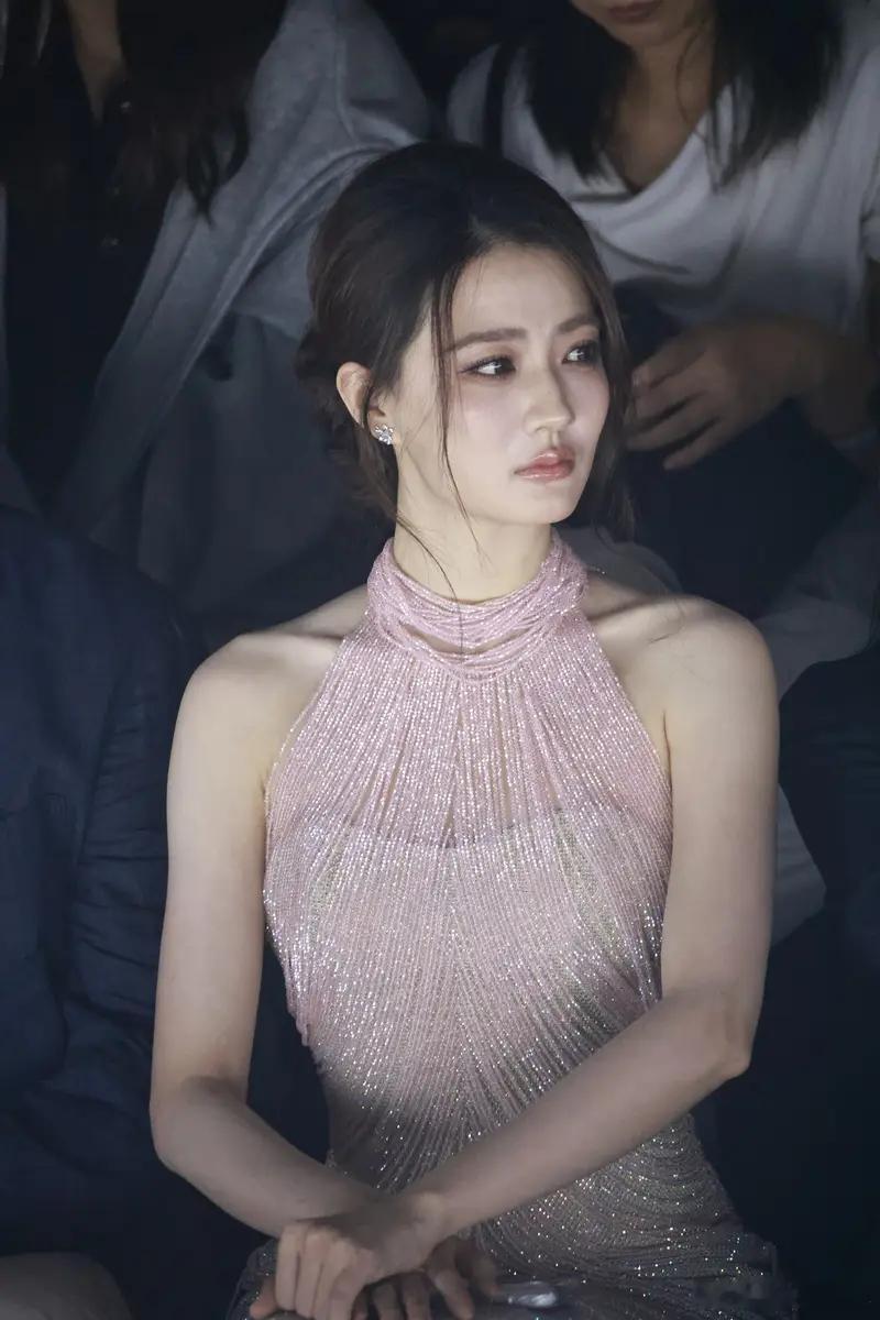 徐璐参加上海时装周 穿粉色长裙尽显温柔气质近日，上海时装周正在举行中，演员徐璐现
