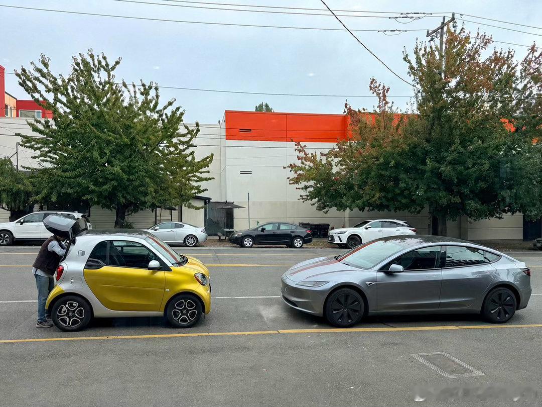 第一次见Smart EQ Fortwo，1.06吨，算不算最轻的后置后驱电车？[