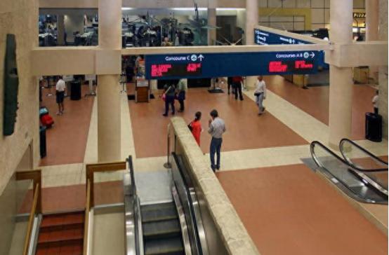 特朗普疯魔了？要把机场钞票都改成自己的名字，花500万纳税人的钱给自己贴金，网友