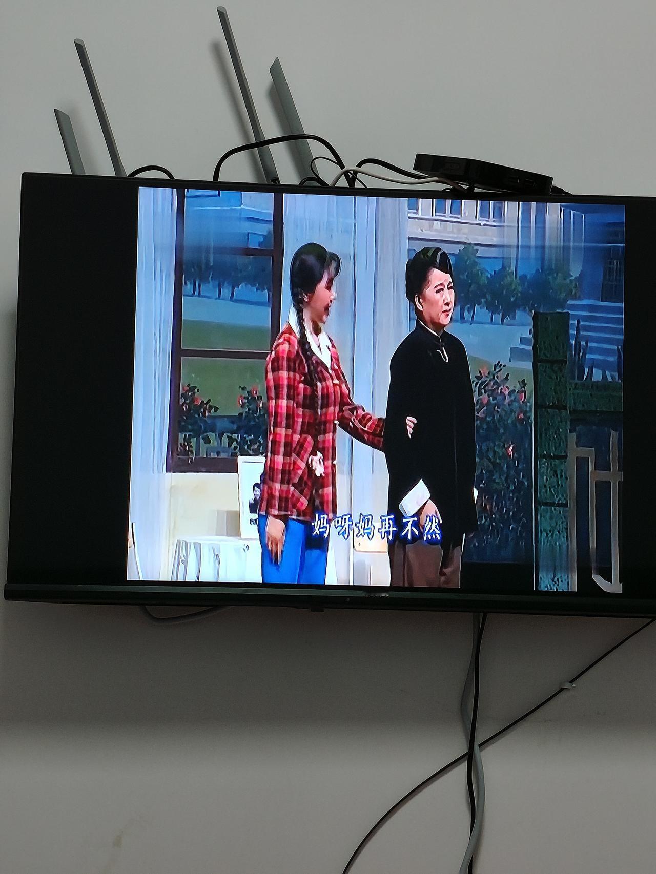 现在看电视真不容易，没文化看不了。得用俩遥控器。电视剧看着看着就要缴费。遥控器开