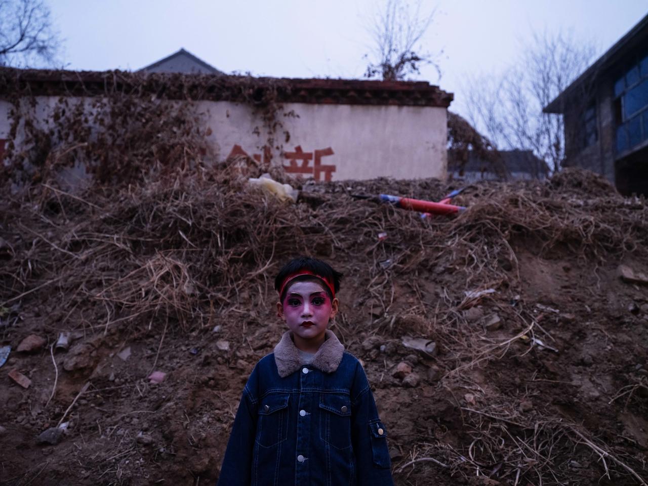 我喜欢拍肖像，但是很少拍呆照，一般来说喜欢让人摆摆动作，表情放松一点。这次因为旁