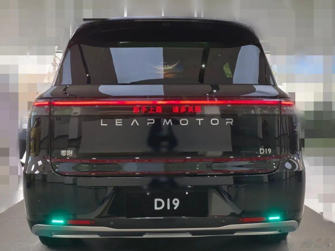 零跑D19销售反馈：1，上市后客流立马爆了，周末这两天增加了40%，订单当晚就收