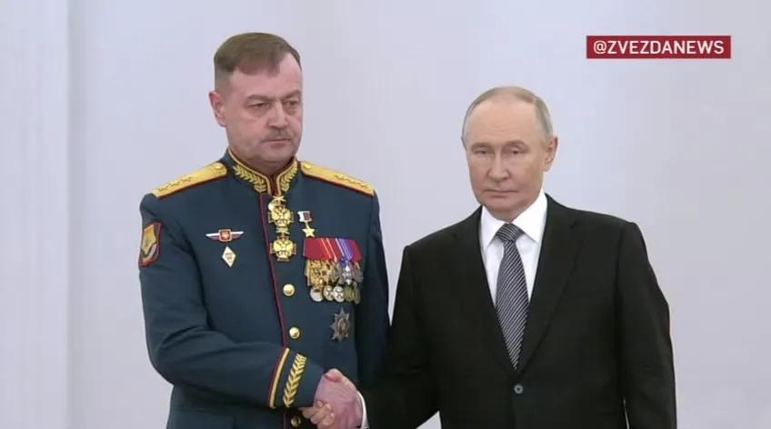 俄罗斯总统普京授予俄军东部集群司令安德烈·伊万诺耶夫上将俄罗斯金星奖章（俄罗斯国