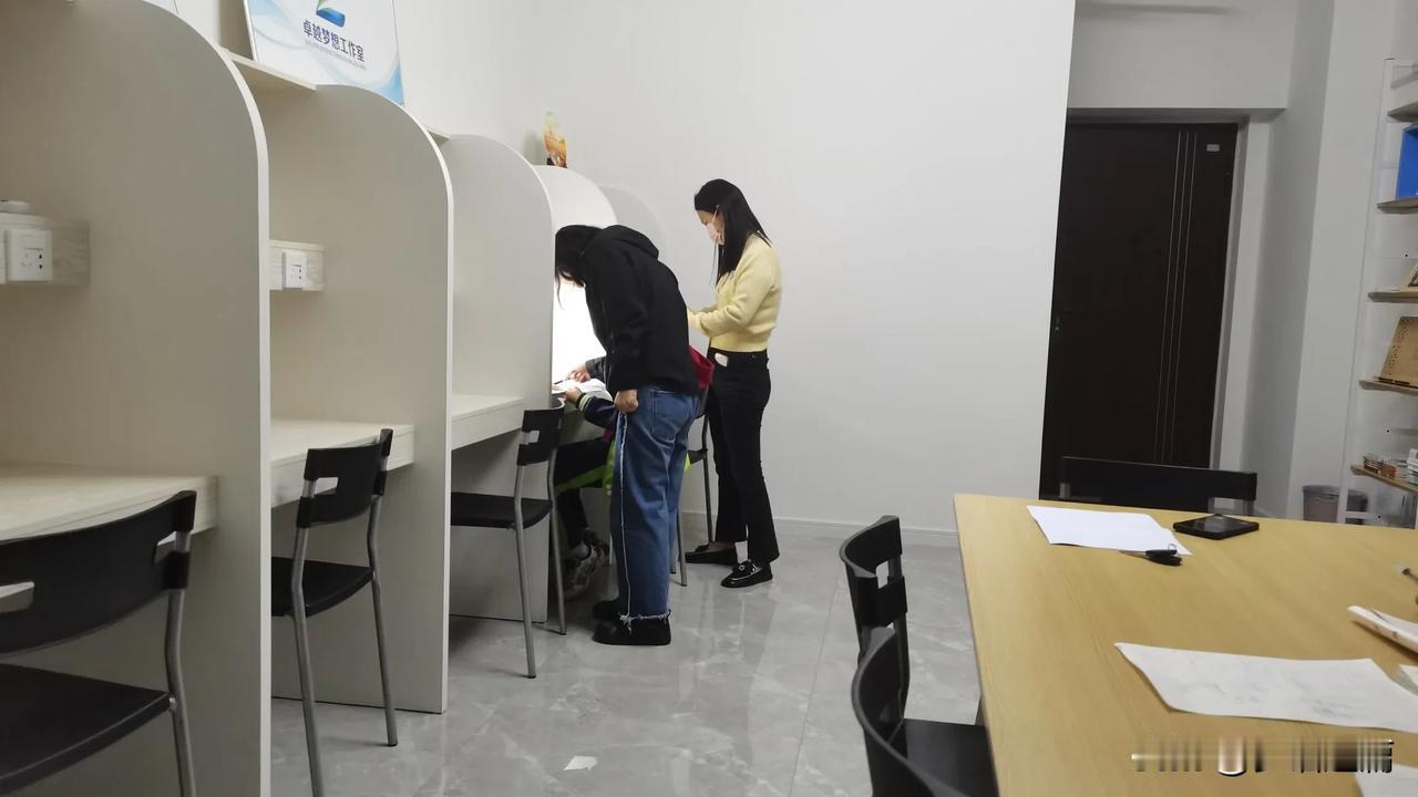 “小胜靠智，大胜靠德。”钱财终会散尽，名利如同浮云，只有人品永不磨灭，永垂不朽，