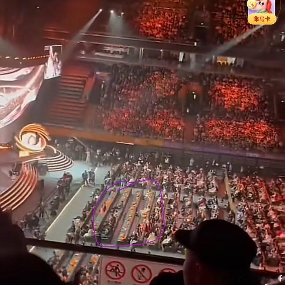 微博之夜中间区域人都走完了笑死了 