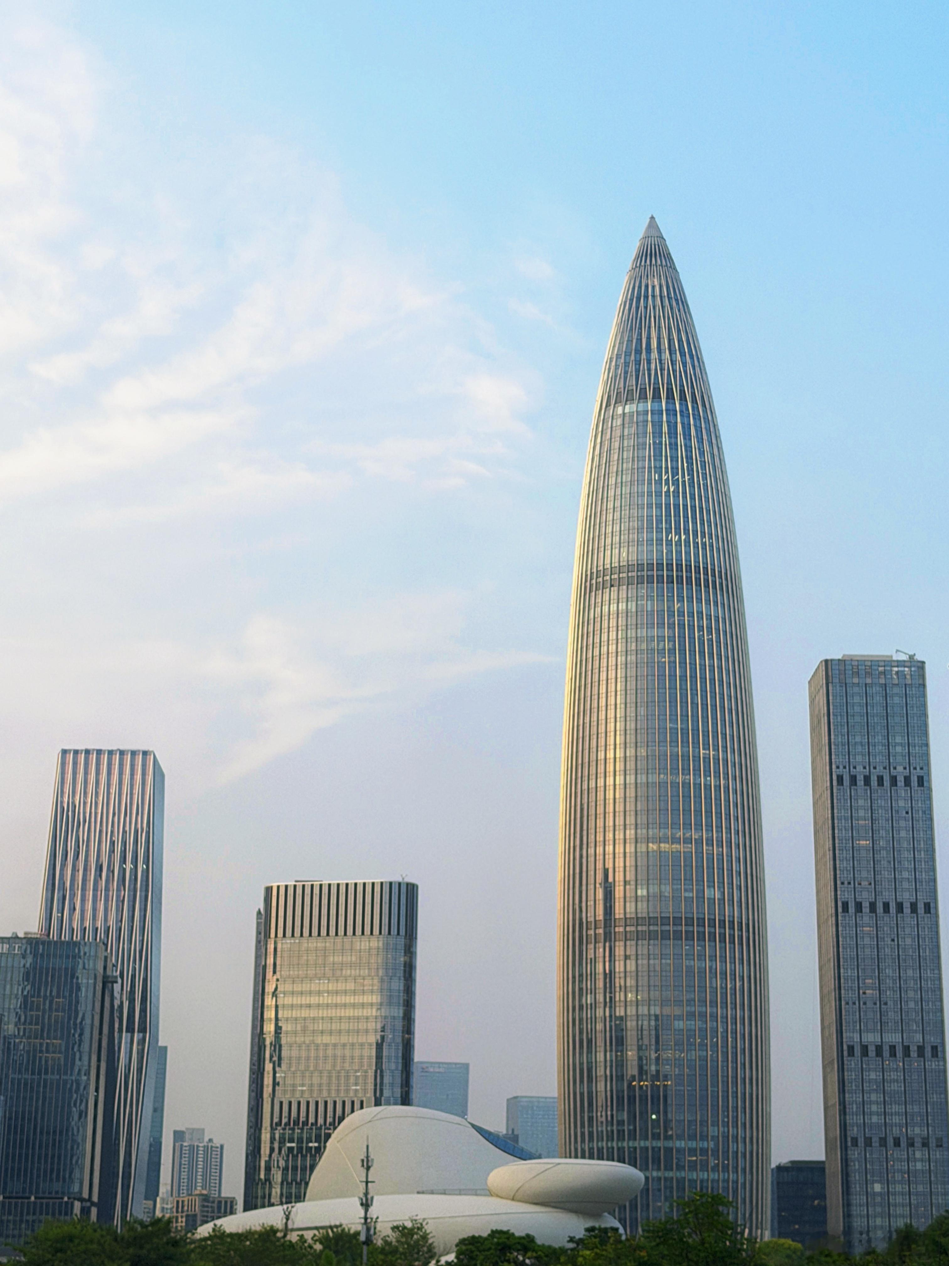 读懂深圳读懂奋斗的力量深圳是个好城市，抬眼有公园美景可赏，踏实肯干就有机会在这里
