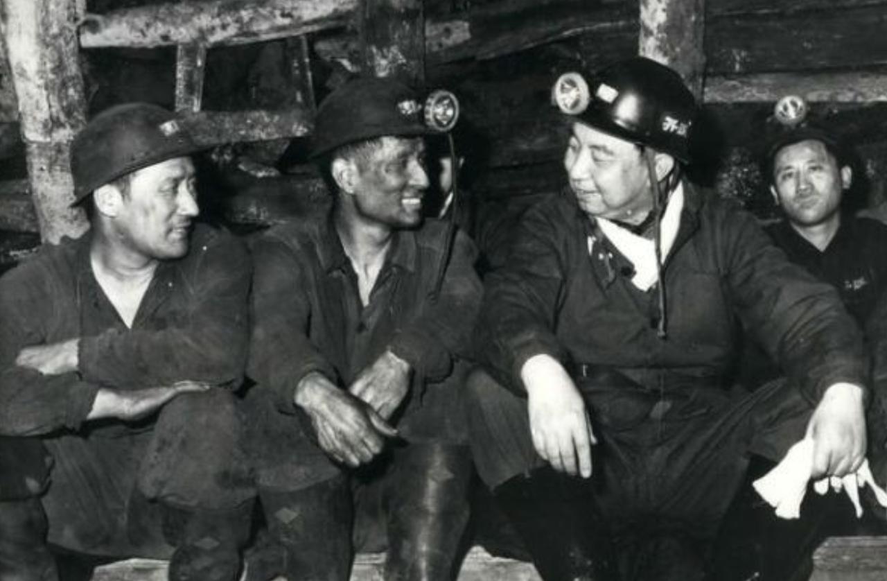 华国锋主席下到600米深的煤矿井，看望煤矿工人们。
时间：1978年1月1日。
