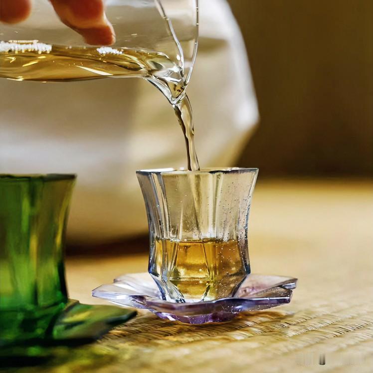 《茶道古文体》
人生若茶，沸水注之，浮沉辗转，意自无涯。盏虽半痕，味已澄澈；时虽