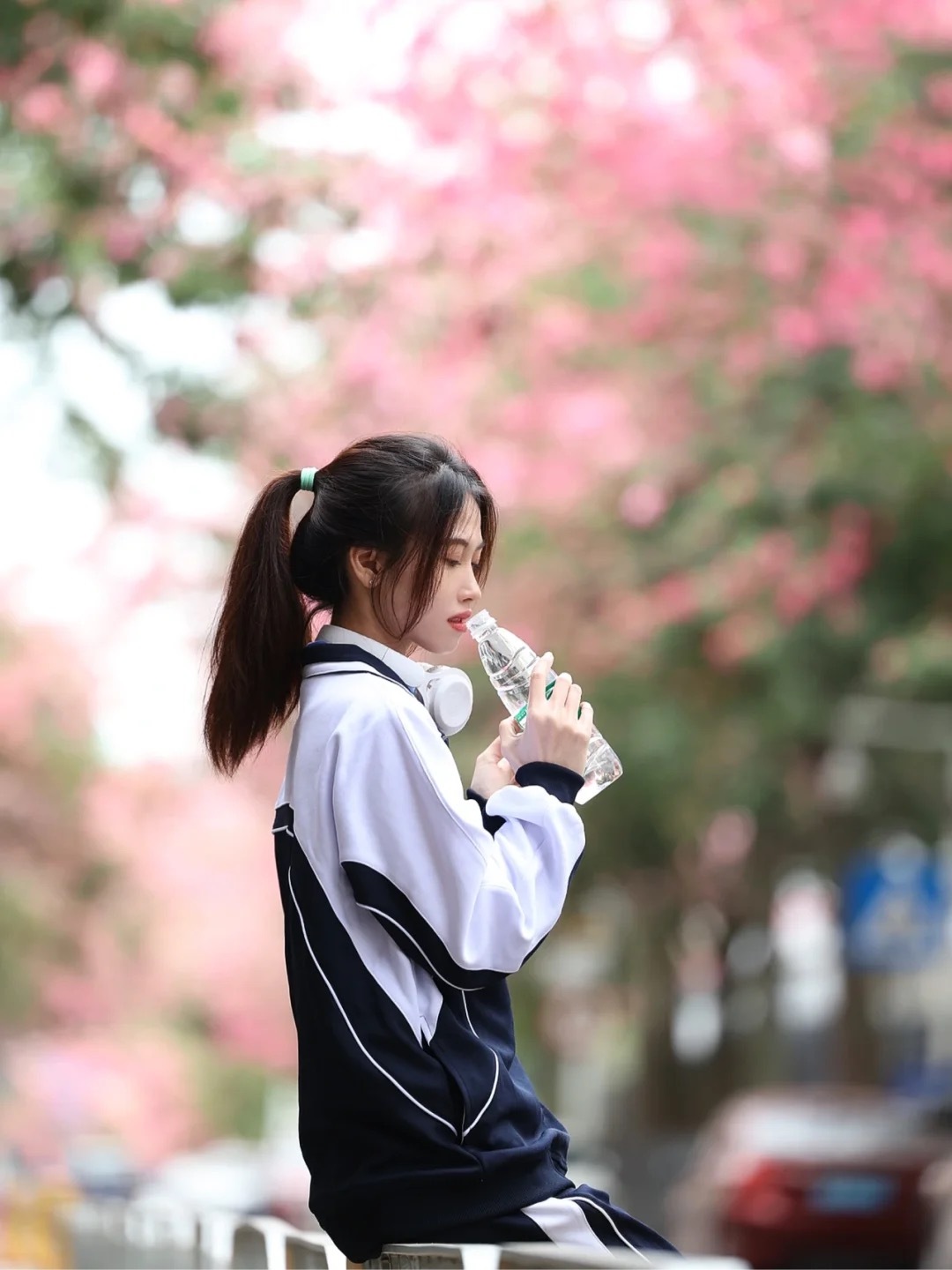 小学在村里没校服，上了初中开始强制穿校服，春夏两套短的，秋冬两套长的。上了高中，