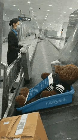 有人说难道他们不知道在栏杆那里加装防护垫，这你就不了解国央企了吧，这样做的好处是