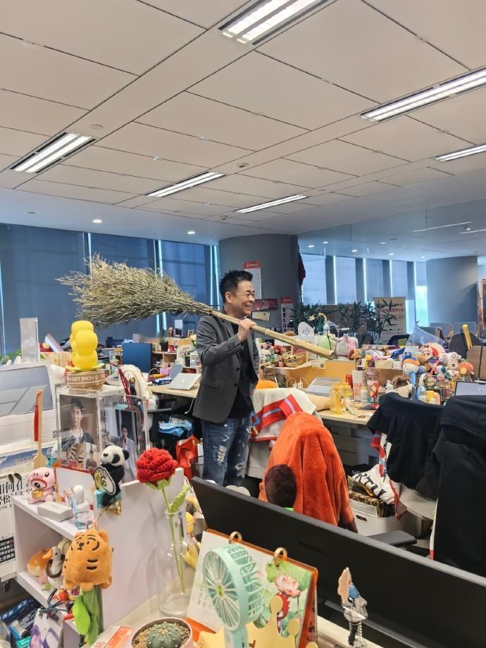 孙浩扫地僧真拿扫帚来扫楼了孙浩实打实扛起扫帚前来扫楼，趣味玩梗直接照进现实，画面