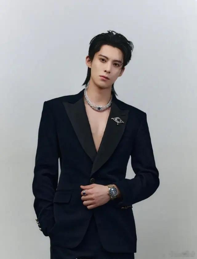 王鹤棣正式官宣LV品牌代言人！王鹤棣在lv算是晋升比较快的，他《苍兰诀》大爆之后