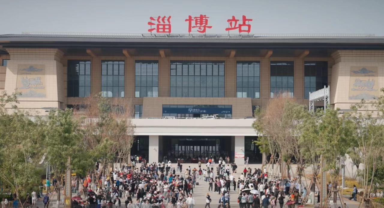 
给国人的感觉是，淄博烧烤突然一下子就火了！
要论景色之美，淄博是根本无法与海滨