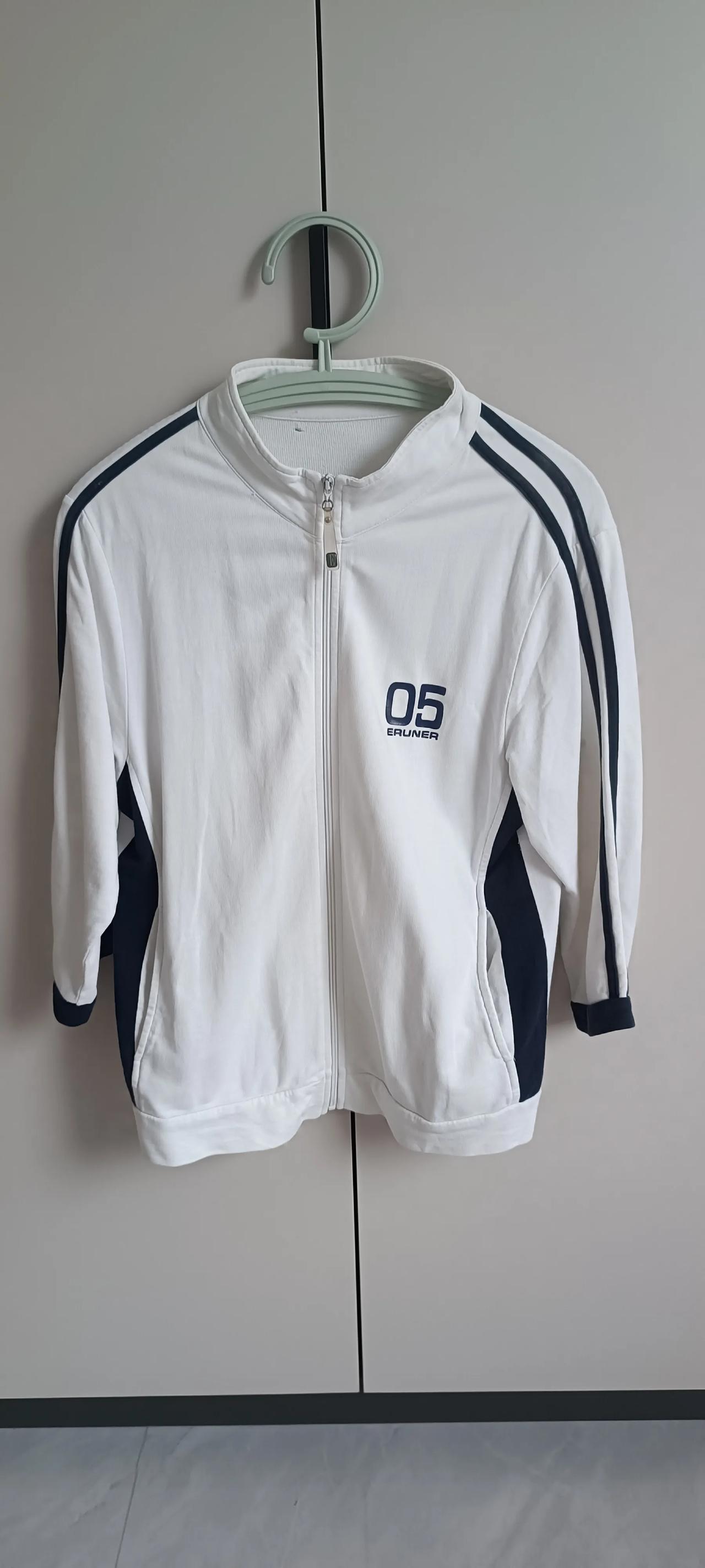 我觉得挺好看的，自己穿着舒服就好！我有一件衣服是2002年买的，算起来已经23年