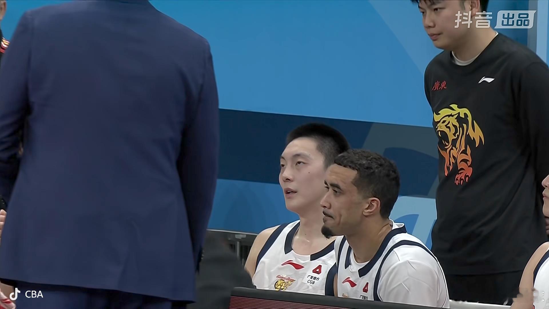 大势已去，广东队已经落后10分了，太糟糕了这场打得，整场球被压制啊，咱们五连胜要