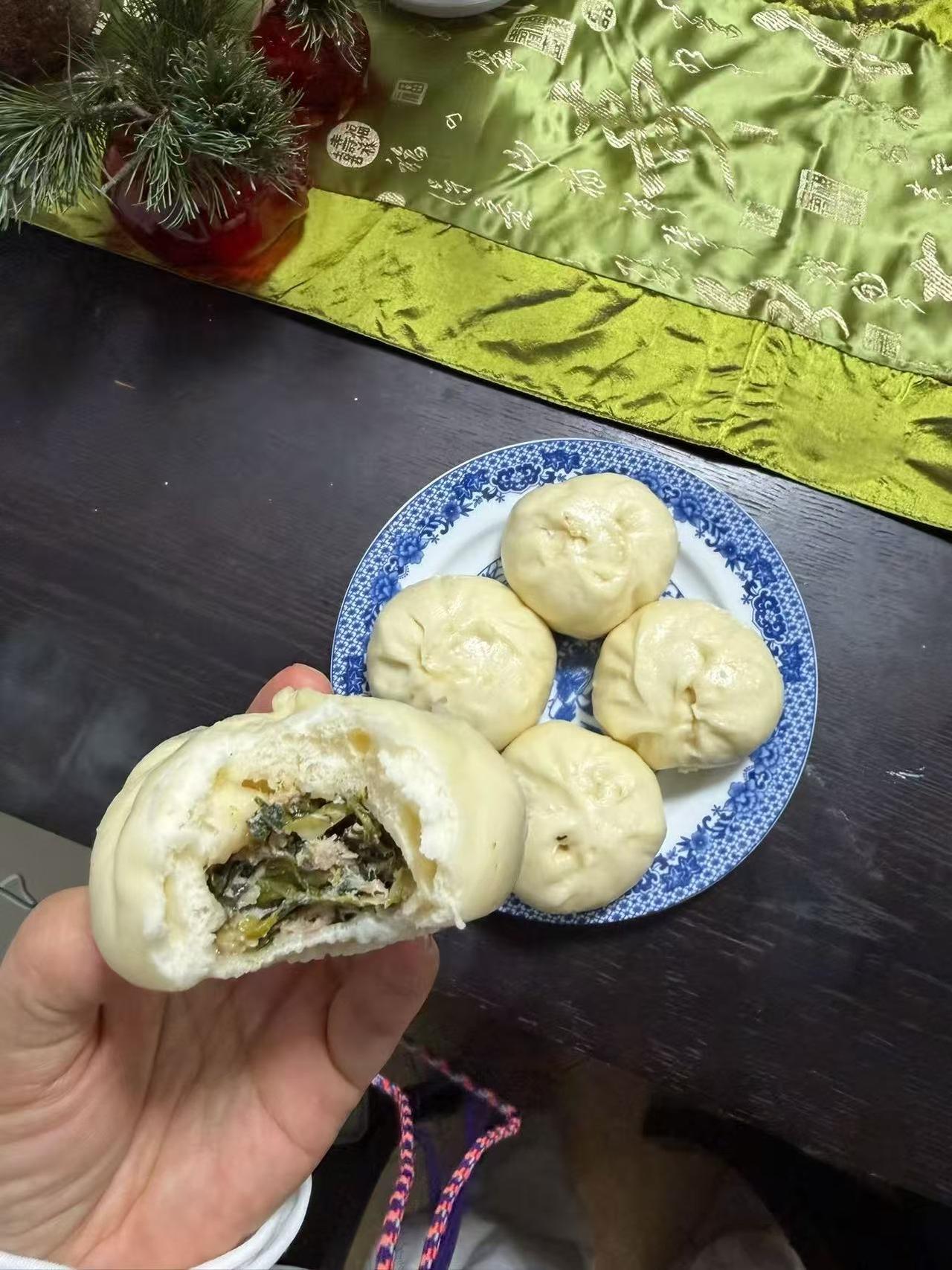 发现一个现状：
越来越多的中年人，
一日三餐变得敷衍，
甚至不愿开火做饭了。