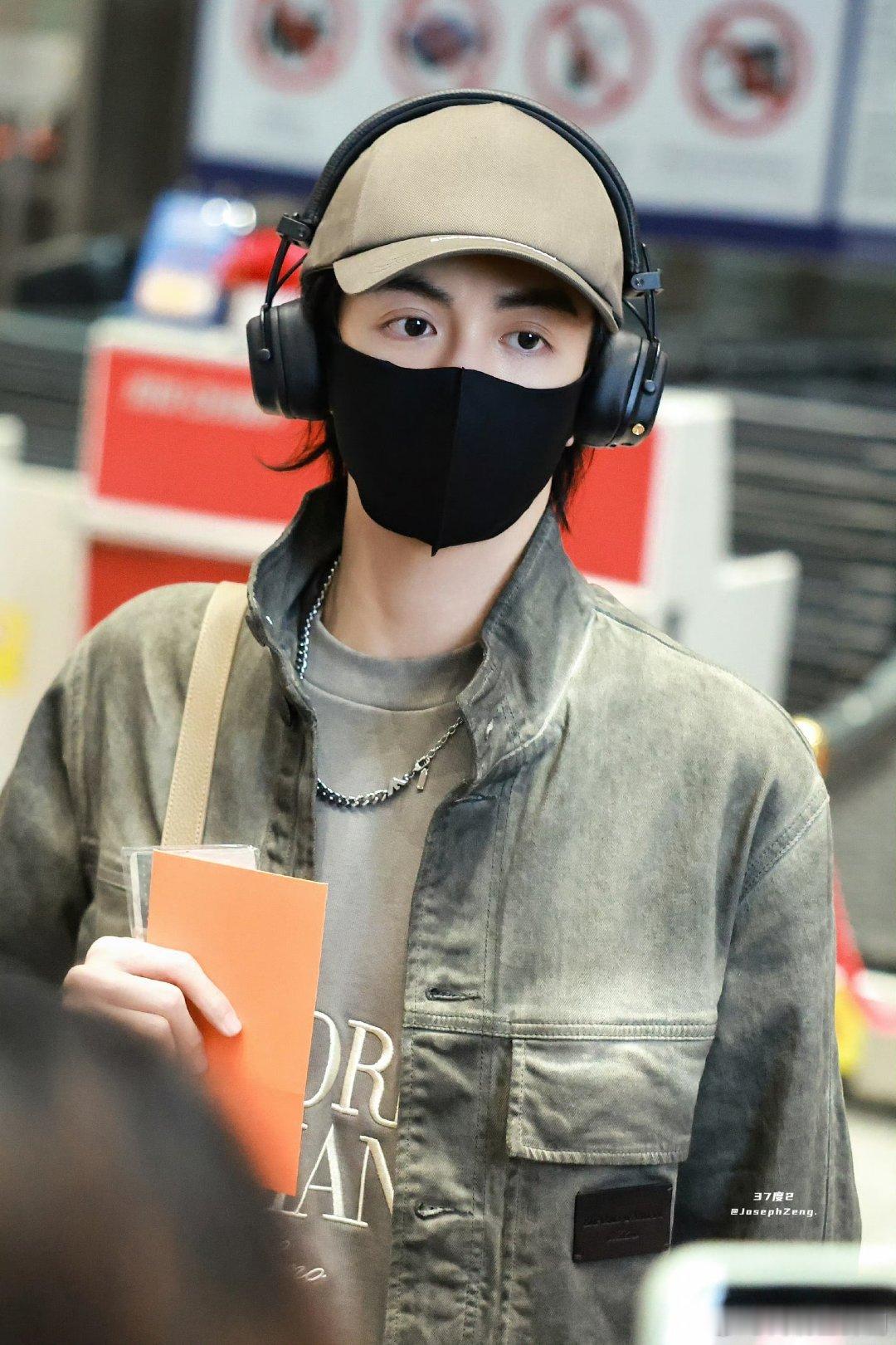 曾舜晞中午说开工晚上就出国了谁能不佩服曾舜晞，从随口说待会开工，到当晚就飞出国，