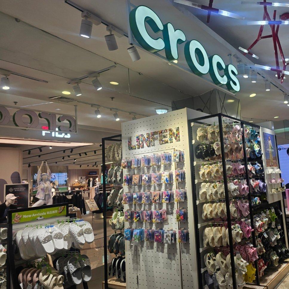 刚知道我们这里还有crocs[跪了][跪了][跪了]，出去的时候正好碰到了 ​​