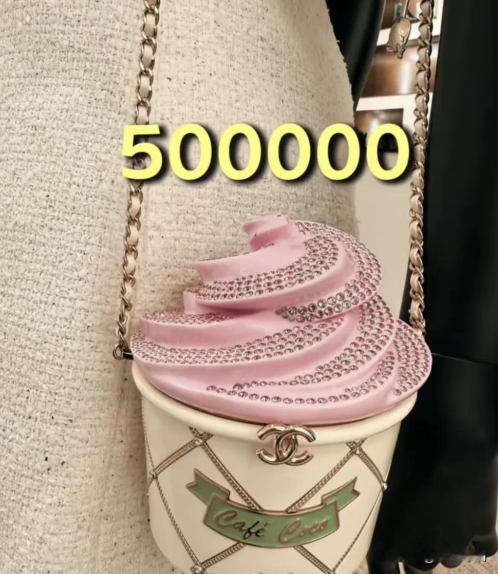 识货吗？识货的人估计不是惊讶JJ公开恋情了，也不是惊讶JJ跟七七女友的颜值，而是