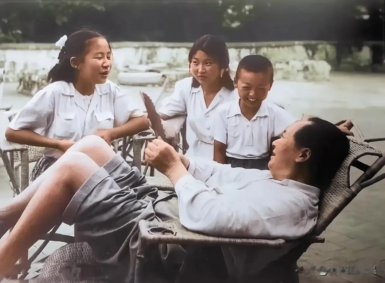 🙏请停留几秒，为伟人点个赞送朵花💐
《毛主席最伟大》
在历史的长河里，您是那