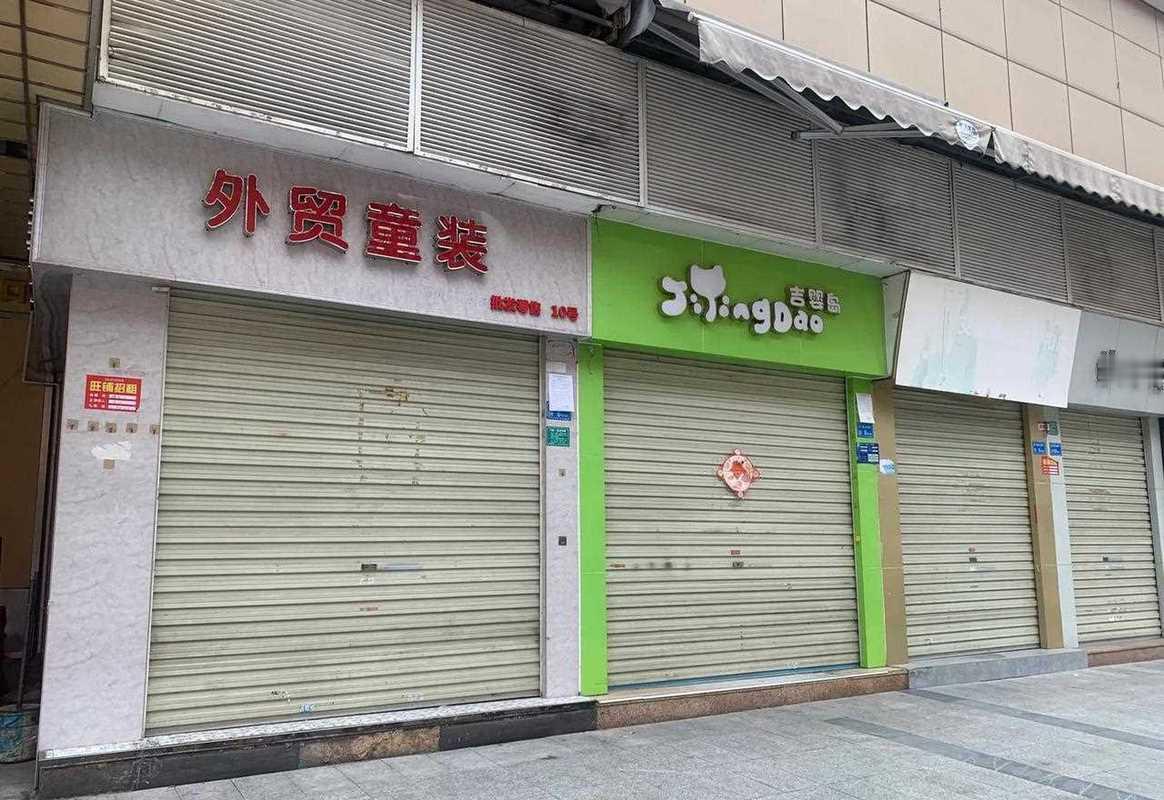 好几年没有逛服装实体店了，现在的服装实体店少了好多，以前很火的服装店，现在渐渐的