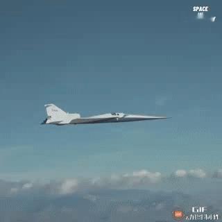 美国的X-59超音速飞机于2026年4月30日在加利福尼亚完成了首次双机飞行测试