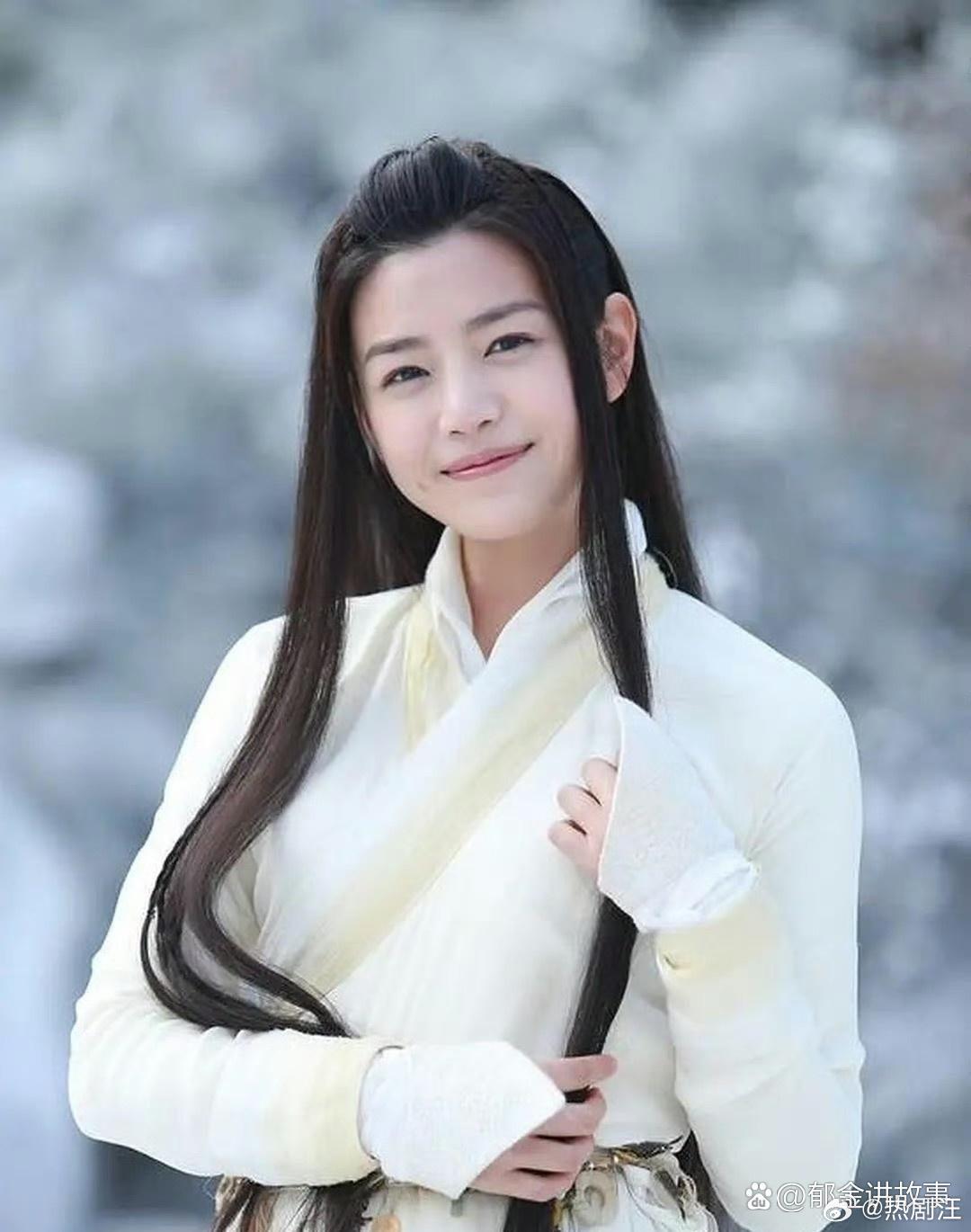 陈妍希拍小龙女时脸型并不占优势，还以为她是包子脸呢，其实她的头真的好小啊 ！ 