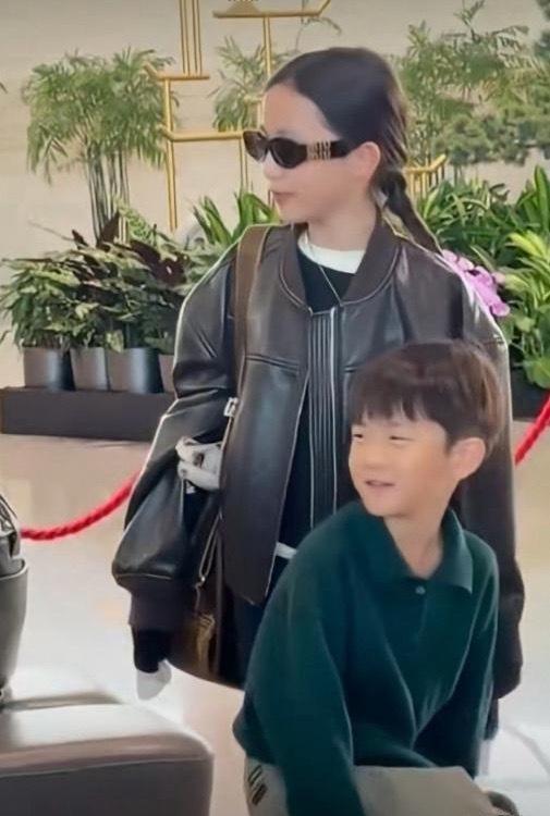 黄磊二女儿和小儿子近照曝光，二女儿身上有孙莉的影子，小儿子却未能继承父母的大眼睛
