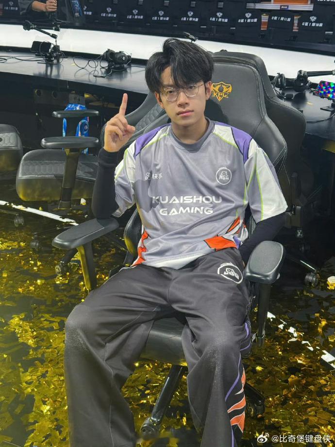 完美男人李自威 比赛里冷静果断守护全队，私下里暖心照顾身边人，全面又优秀，完美得