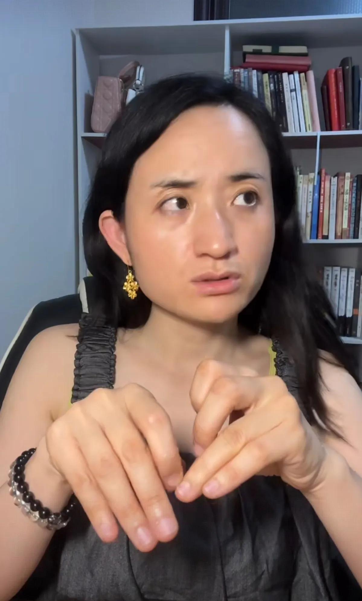 看大龄剩女雅典娜的直播，可以确定她是百分百嫁不出去了。
看她拍的视频，怎么的焦虑