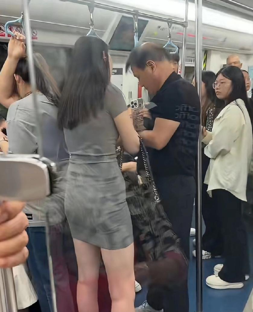 5月25日（发布），陕西西安。地铁车厢内。这名年轻女子怀疑这位大哥偷拍了她，要求