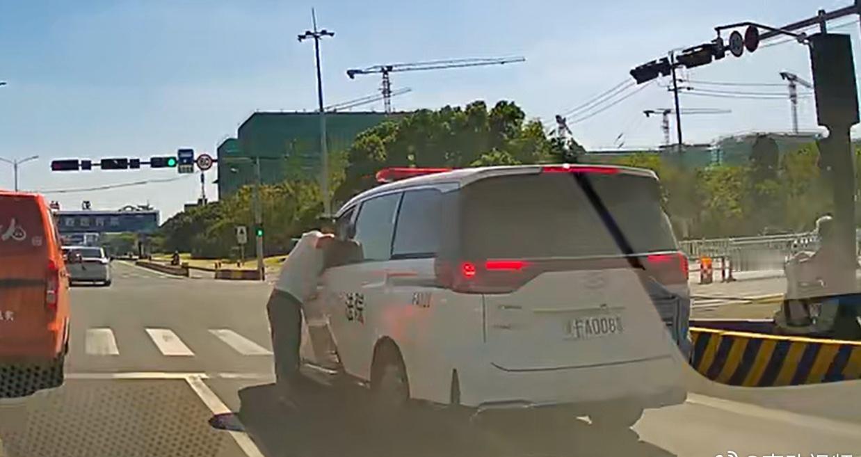 【浙江法警说跟着我的警车走】日前，嘉兴南湖法院法警大队副大队长冯烨、执行局干警李