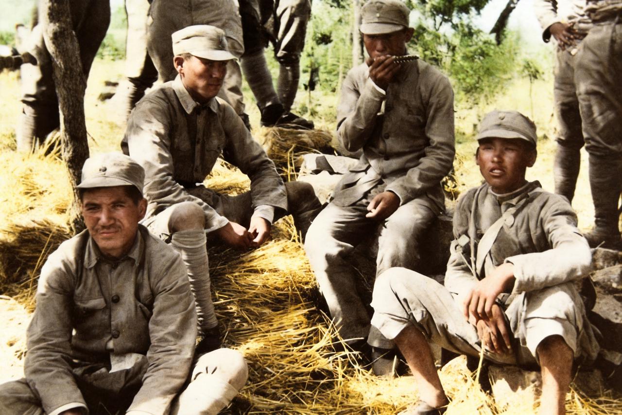 这是抗战时四名中国抗战士兵在战斗中被日寇俘虏。当他们被俘虏后并没有b表现出丝毫的