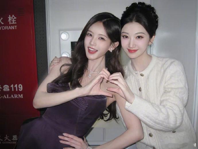 李一桐惠英红亲亲李一桐发了好多合照 和亲亲了，还晒了好多和美女们微博之夜后台的贴