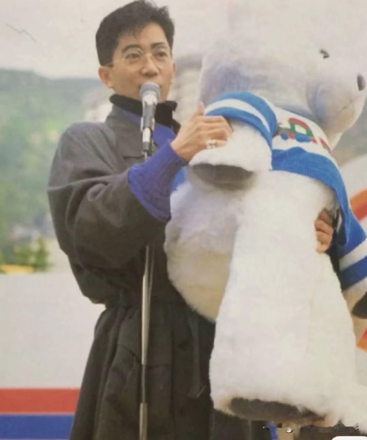 永葆童心的丹尼📸
谁能拒绝抱着大玩偶、和企鹅背包同框的陈百强呢？他把童真藏在每