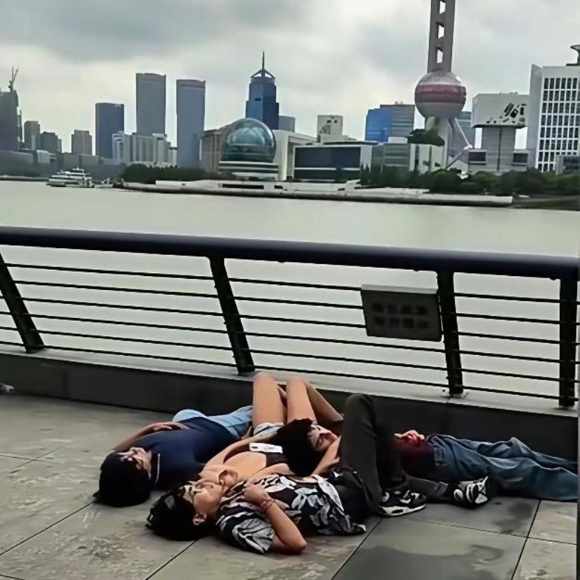 哈哈这一幕太有意思了！在上海外滩江边撞见这几个人
 
直接往地面上一躺，什么也不