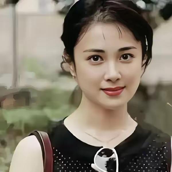 62岁傅艺伟现状：事业没了，两婚两离，唯一的儿子也去世2年了 。1990年，《封
