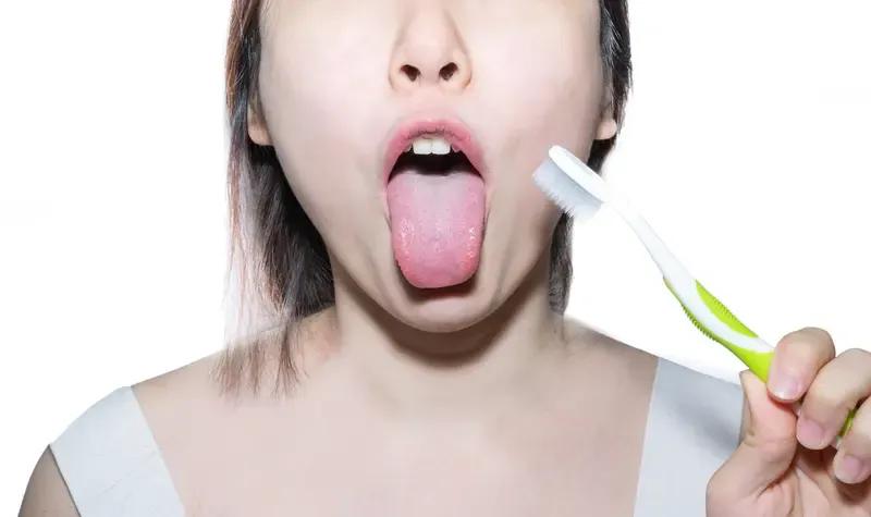 以前上学时，我曾与众多女同学同桌，印象中竟未遇一位有口臭的。及至二十多岁，交往的