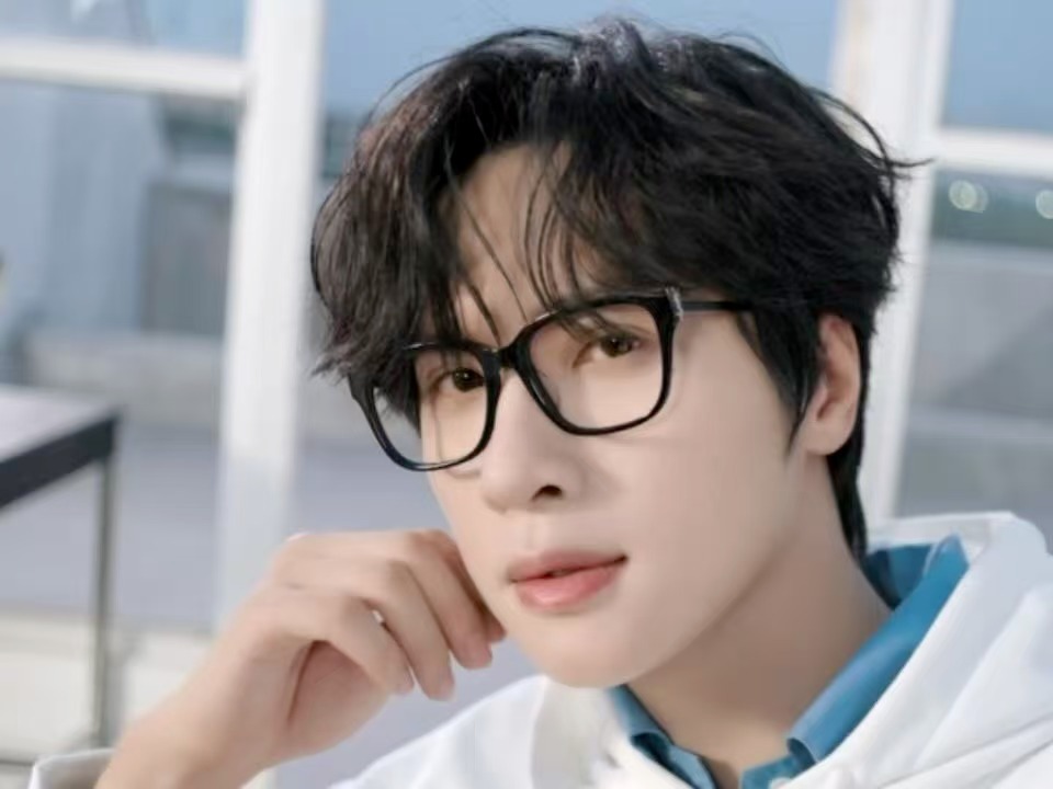 展轩黑框眼镜 展轩黑框眼镜造型给我帅到了，白色卫衣完全运动风男友，和狗狗贴贴好萌